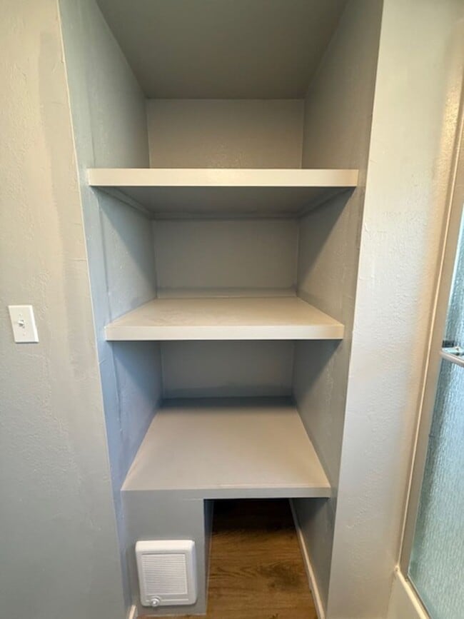 Building Photo - Beautifully Renovated 2-Bedroom Home – Mod...