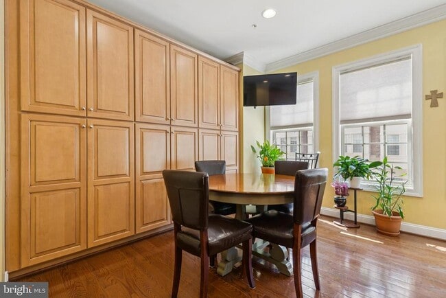 Building Photo - 724 Sentry Square