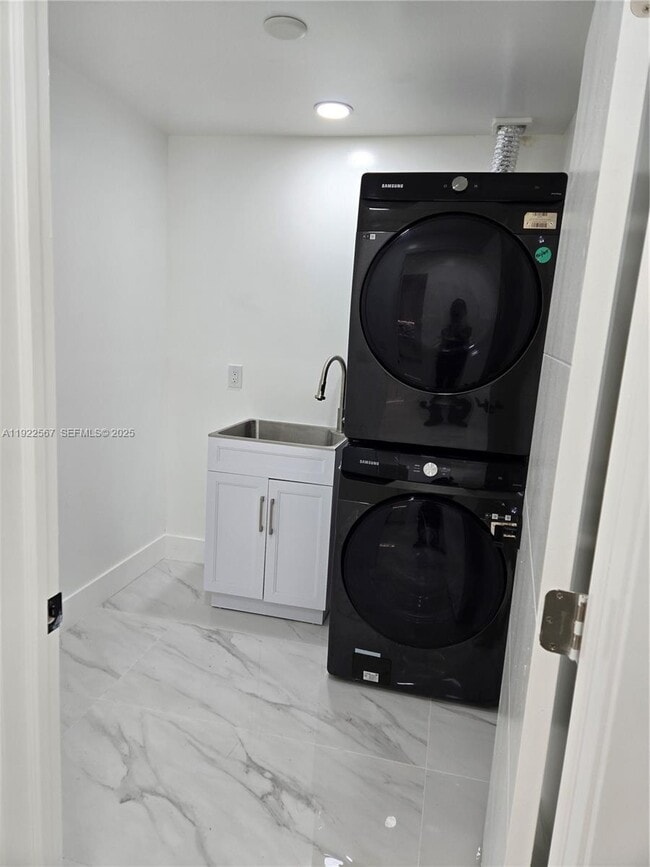 Building Photo - 987 NE 145th St