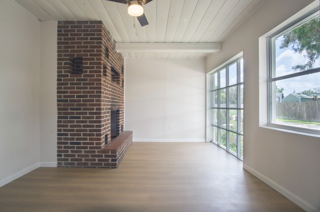 Building Photo - 37701 Primo Dr