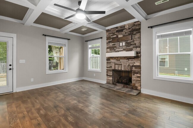Building Photo - 515 Somerset Ln