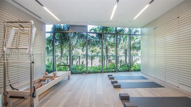 Building Photo - 19575 Collins Ave