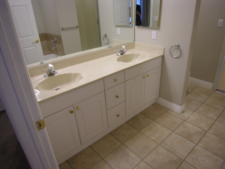 Building Photo - 110 E Ford Ave