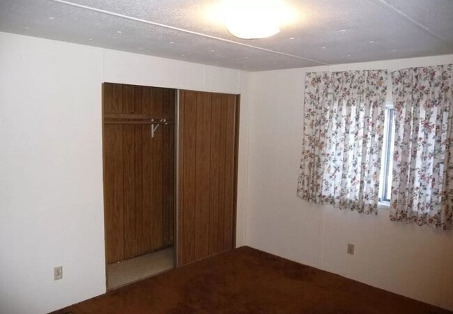 Building Photo - 2 Bed/1 Bath on Bend's Westside - Stannium...