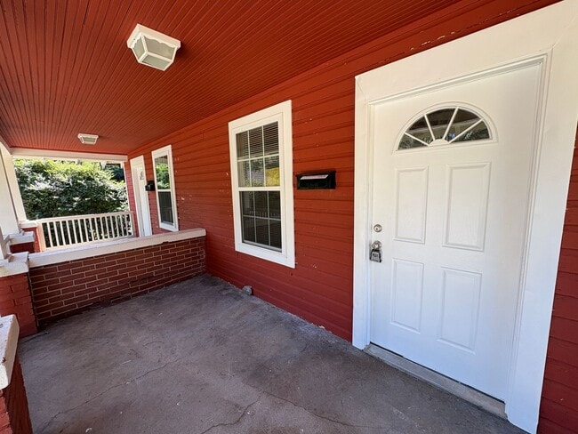 Building Photo - Affordable and Adorable Duplex in Enderly ...