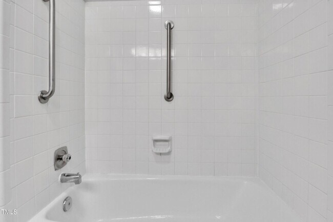Building Photo - Spacious and Renovated 3BR Townhome in Cha...
