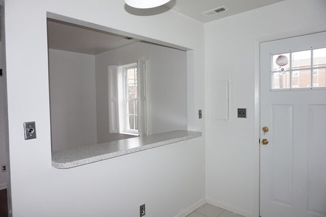 Building Photo - Charming 3 Bedroom/1 Bathroom Townhome in East Baltimore, MD!