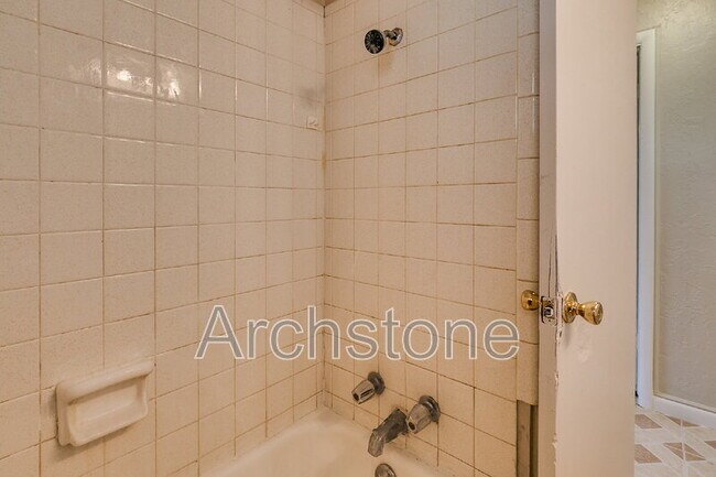 Building Photo - 724 General Senter Dr