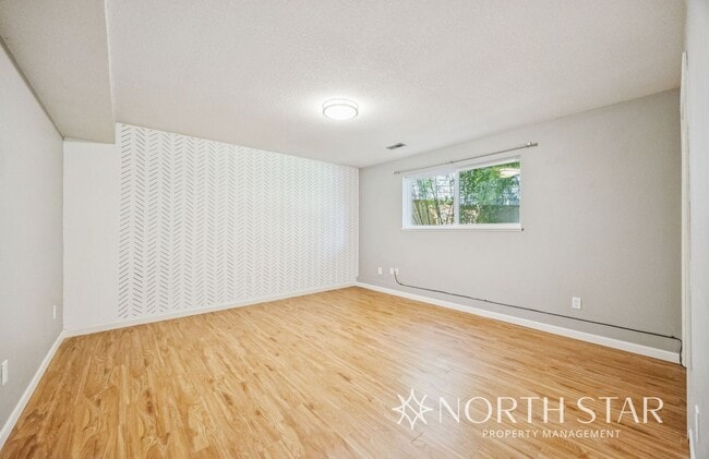 Building Photo - Beautiful Lake Oswego Ranch Home in Red Fo...
