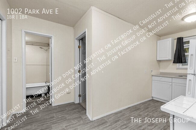 Building Photo - 1002 Park Ave E