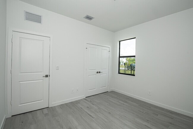 Building Photo - 5929 SE Sky Blue Cir