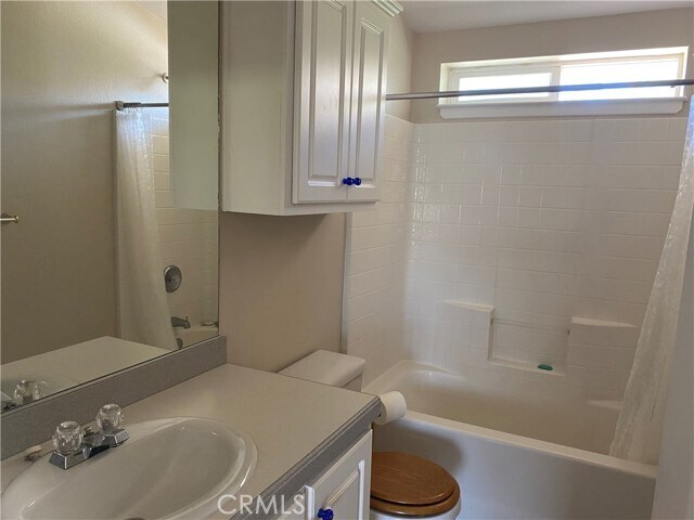 Building Photo - 2445 Helen Rd