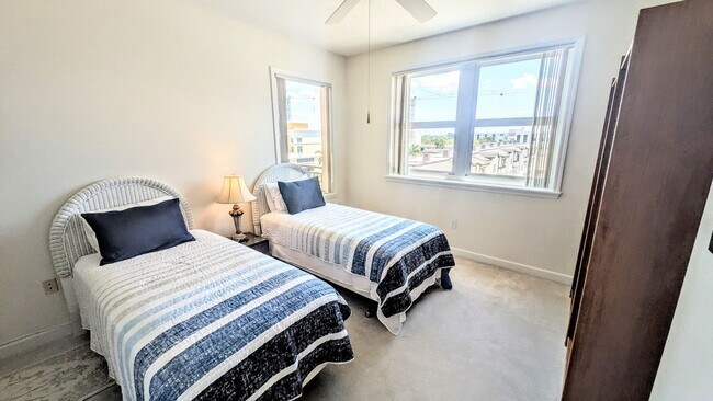 Building Photo - Annual (furniture Optional) furnished/Seasonal/short term 2 bedroom 2 bath In the Renaissance