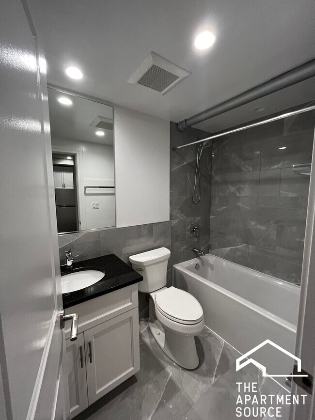 Building Photo - 720 W Grace St