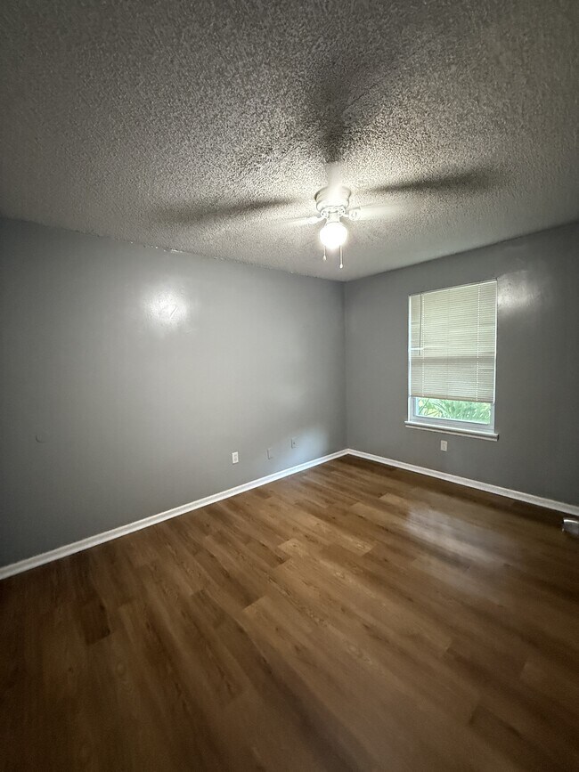 Building Photo - 1594 Twin Oak Dr E