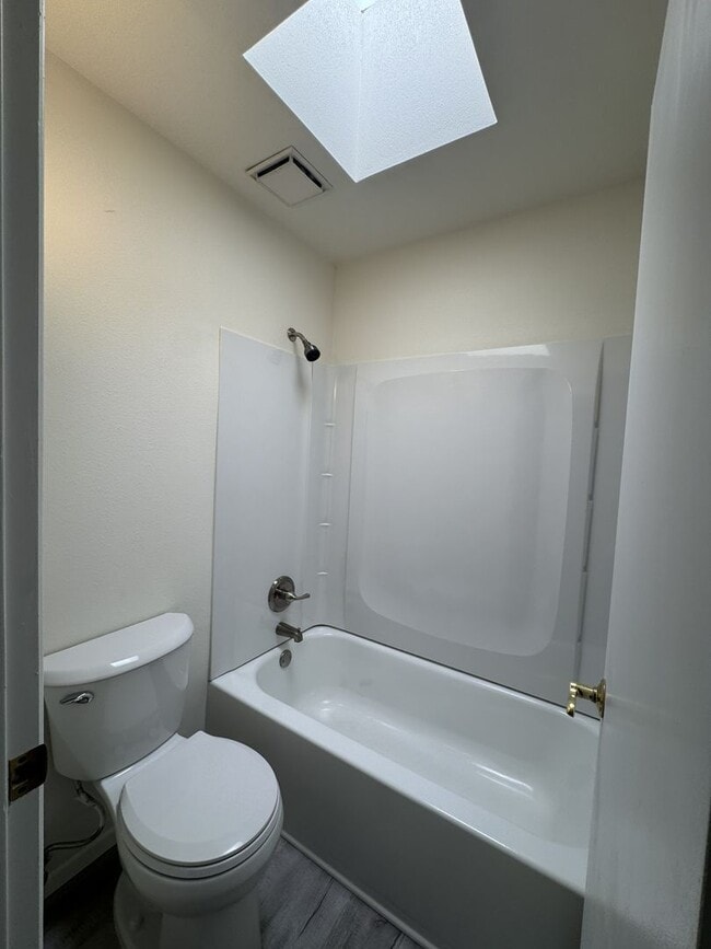 Building Photo - 850 S River Dr