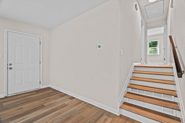 Building Photo - Gorgeous 3 Bedroom, 2 Bath Split-level home in Brentwood - High-end Renovation, Pet Friendly!
