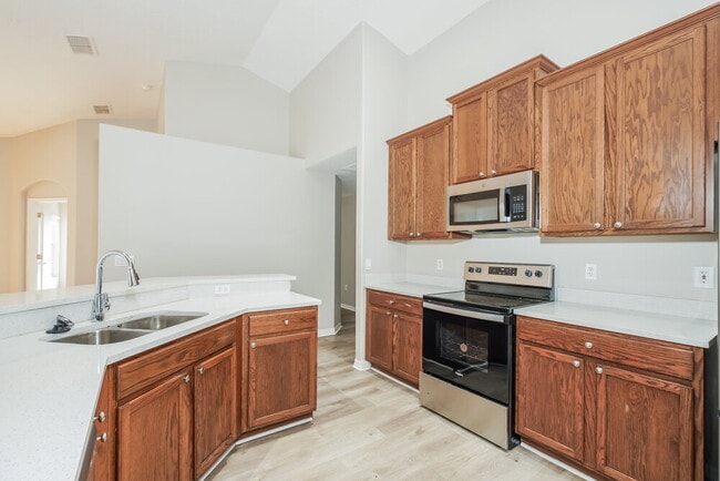 Building Photo - 204 Cornwall Ct