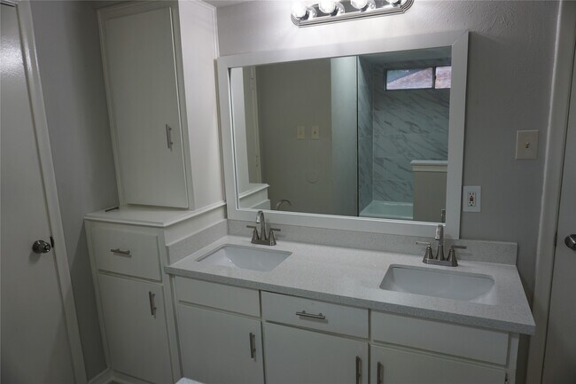 Building Photo - 1915 Normal Park Dr