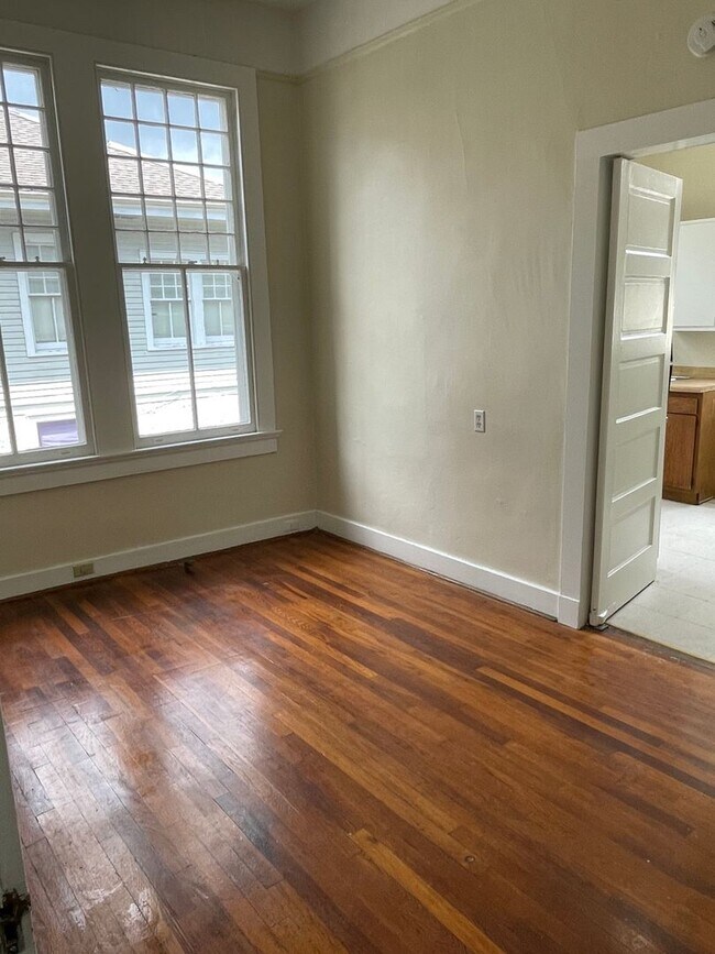 Building Photo - 2BD/1BA with natural light, hardwood floor...