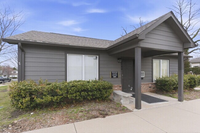 Building Photo - 1447 E Oakwood Ln