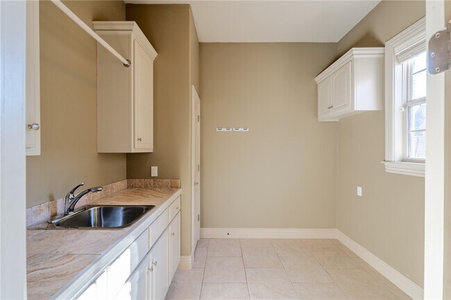 Building Photo - 5106 S Sloan Cir