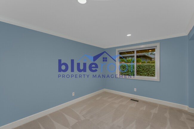 Building Photo - 8045 SW West Slope Dr