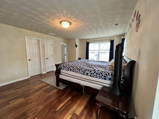 Building Photo - 3 bedroom home in sought after Whitaker Pl...