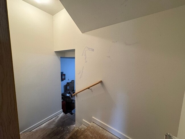 Building Photo - 4 Bedroom 2 Bathroom Duplex - Near WWU