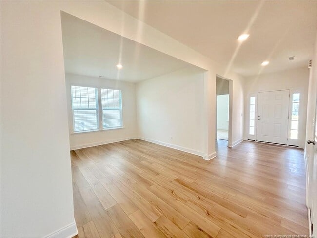 Building Photo - 282 Creekhaven Dr
