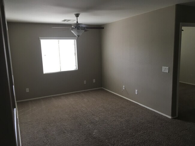 Building Photo - 3 Bed 2.5 Bath home!!