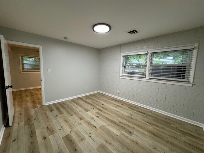 Building Photo - 2205 Hathaway Dr
