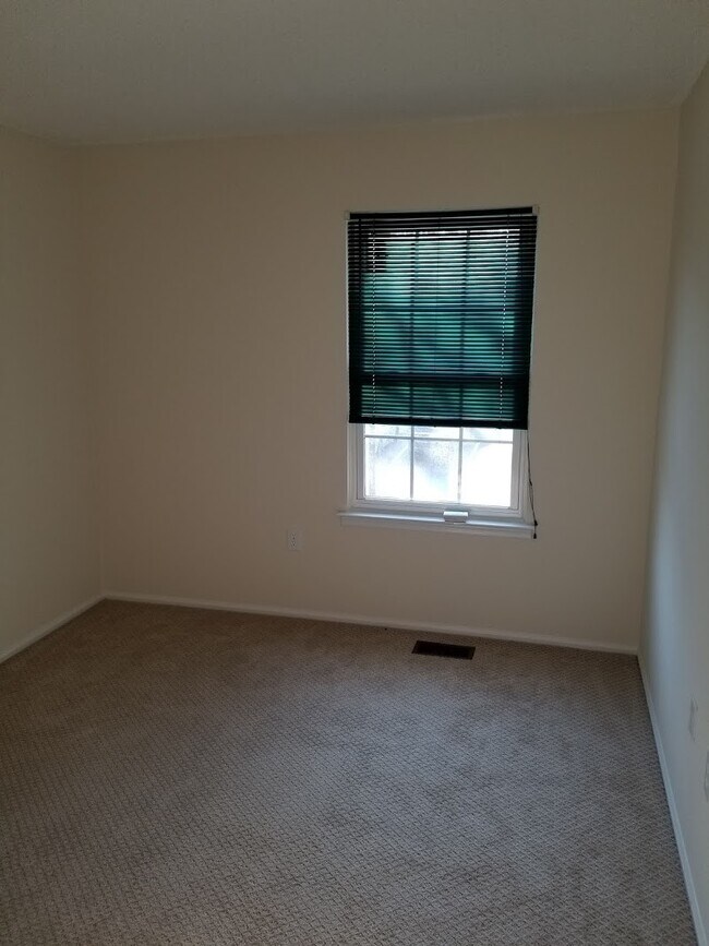Building Photo - Updated, spacious, centrally located end-u...