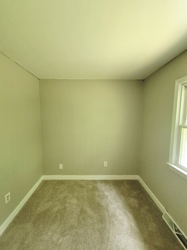 Building Photo - 3041 Clintwood Rd