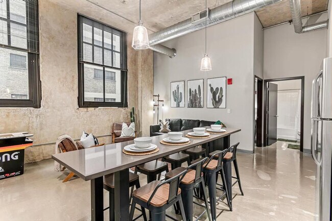 Building Photo - 301 N 7th Ave