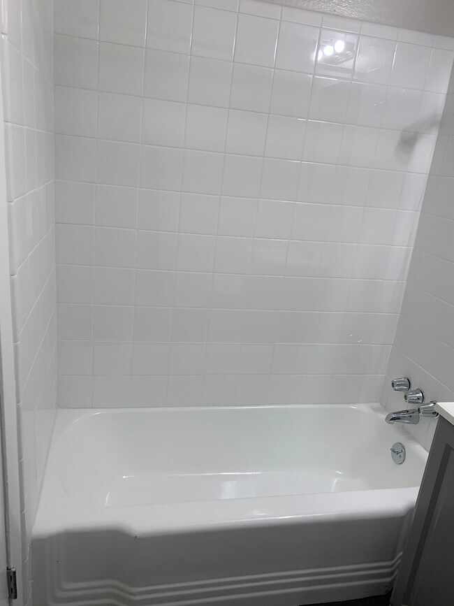 Building Photo - 411-411 Ponder Ave