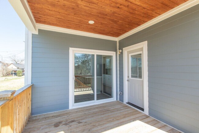 Building Photo - 3 Bed 2.5 Bath Single-Family Urban Home