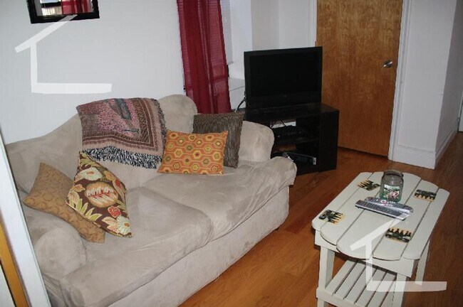 Building Photo - 4Br/1Bth apartment in Boston! Great location! Laundry in UNIT!