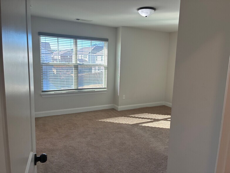 Building Photo - Room in House on Benjamin Dr