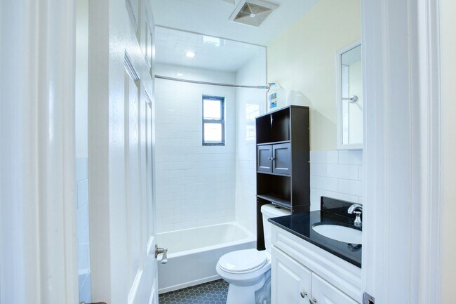 Building Photo - Updated 3 bedroom 1st floor apartment in Waterbury