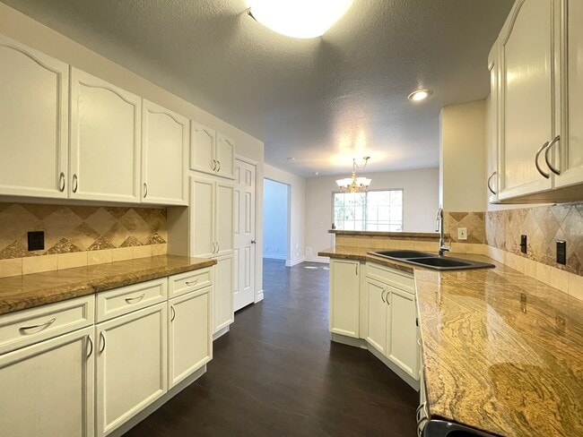Building Photo - Lovely townhome in The Pueblo Village of S...