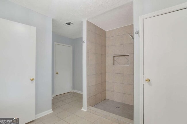 Building Photo - 2542 White Oak Dr