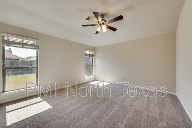 Building Photo - 2404 Sun Creek Dr