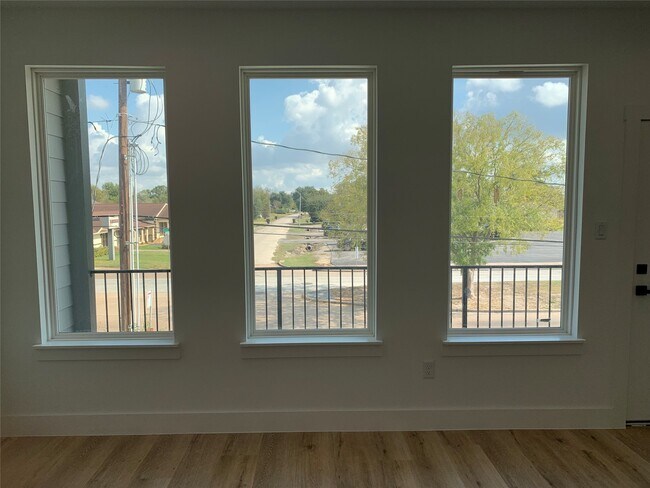 Building Photo - 9026 Scott St