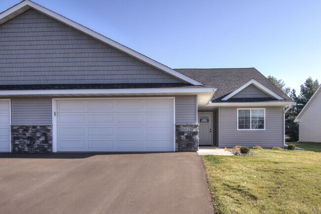 Building Photo - Like New 3 Bedroom Town Home