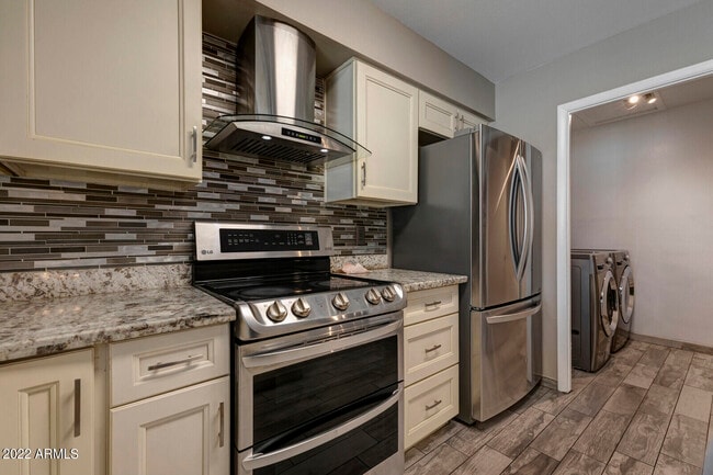 Building Photo - 3012 W Bethany Home Rd