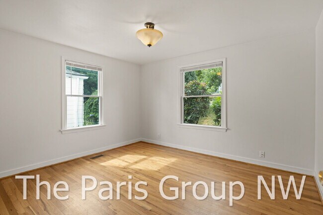Building Photo - Delightful Magnolia 4br Remodel * Walkable Salmon Bay Location, Central Yet Quiet