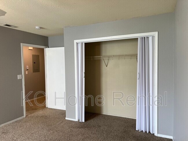 Building Photo - 2128 Highridge Dr