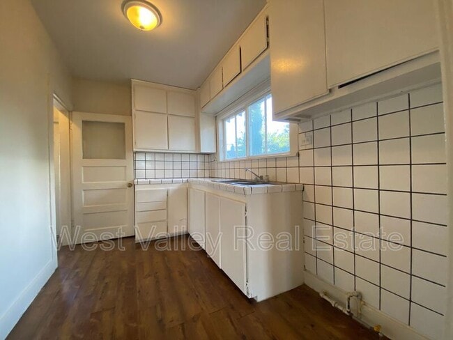 Building Photo - 107 Lucard St