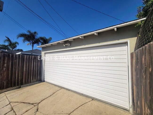 Building Photo - Beautiful Bixby Knolls 2 Bedroom Home with...